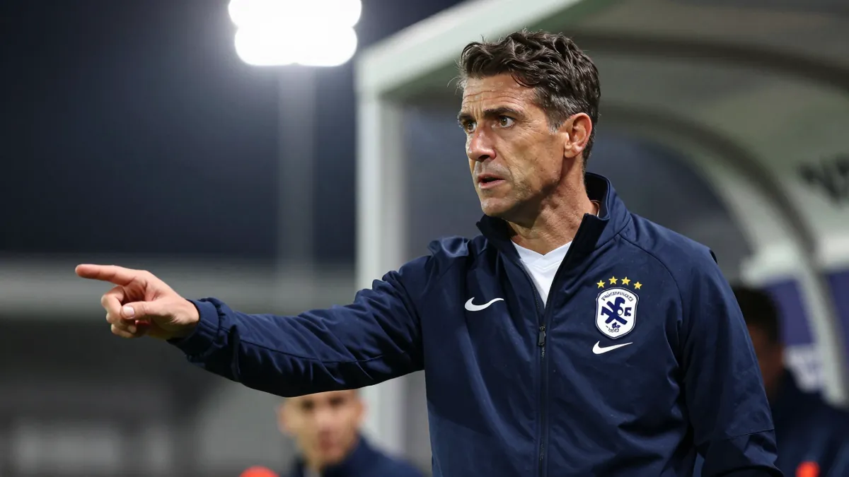 SC Heerenveen-trainer Robin Veldman ziet dat de Eredivisie steeds concurrerender wordt en geniet van de prestaties tegen Ajax