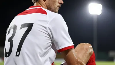 Nick Viergever scoort tegen SC Heerenveen en levert een belangrijke bijdrage aan de eerste uitzege van PEC Zwolle in ruim...