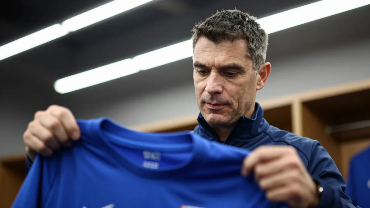 De 45-jarige Leo Bekema uit Heeg is sinds juni de nieuwe materiaalman van sc Heerenveen en zorgt voor alle kleding en...
